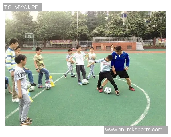 大学足球队选拔新规实施全方位提升选手素质与竞技水平的探索与实践 大学足球队选拔新规实施全方位提升选手素质与竞技水平的探索与实践