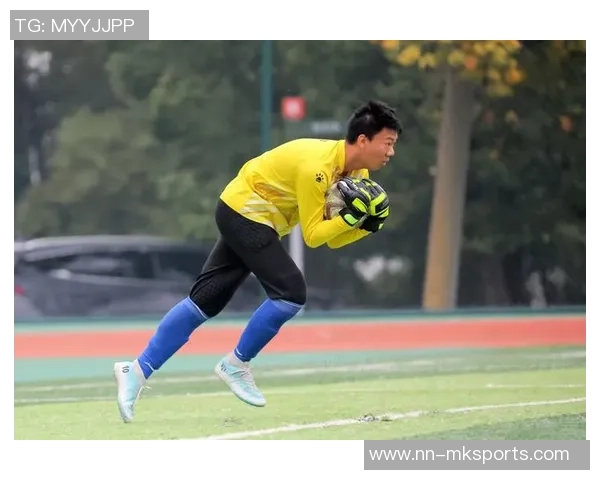 足球节目主持人揭秘赛场背后的故事与精彩瞬间